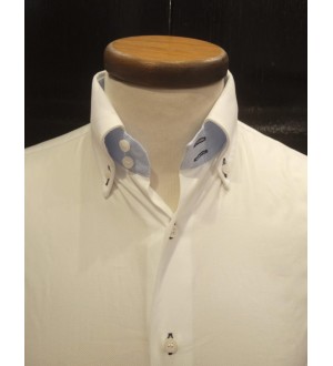 Bianca a contrasto celeste